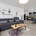 Nowa Flotylla 2-bedroom With River And Port View By Renters