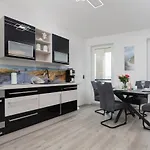 Nowa Flotylla 2-bedroom With River And Port View By Renters