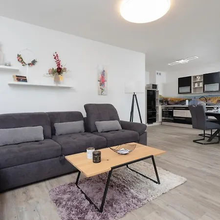 Nowa Flotylla 2-bedroom With River And Port View By Renters